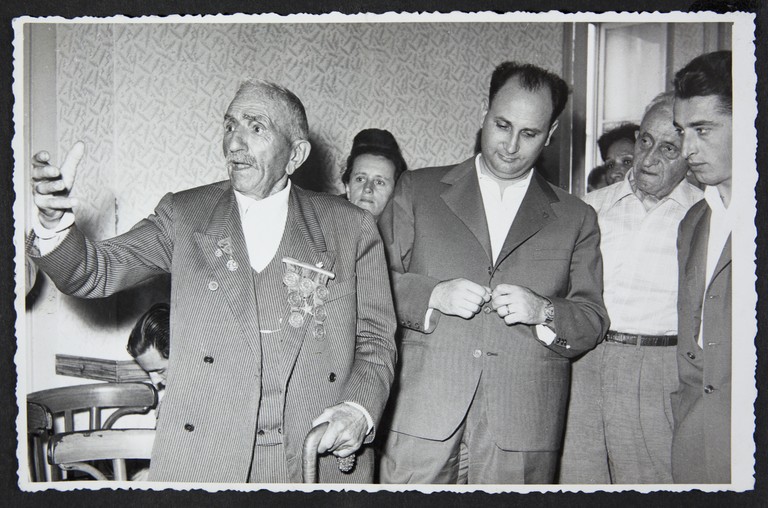 Trieste, luglio 1956, A.N.P.I. provinciale, Alcide Cervi parla con gli ospiti